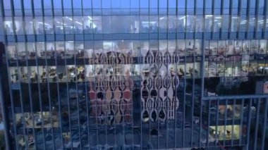 Bir yükseklikten gün batımında açık bir nehir panoramaile şehirde bir ofis binası geçmiş uçan
