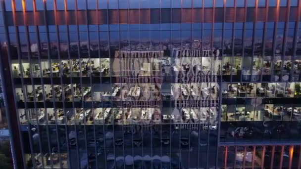 Passez Devant Immeuble Bureaux Dans Ville Avec Panorama Fluvial Ouvert — Video