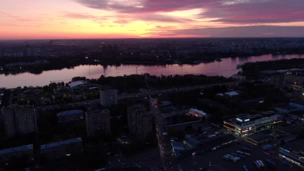 Yükseklikten Nehre Bakan Şehirde Kırmızı Gün Batımı Panoraması — Stok video