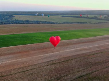 Yükseklikten gün batımında açık havalarda balon uçuş Panoraması