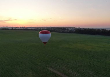 Yükseklikten gün batımında açık havalarda balon uçuş Panoraması