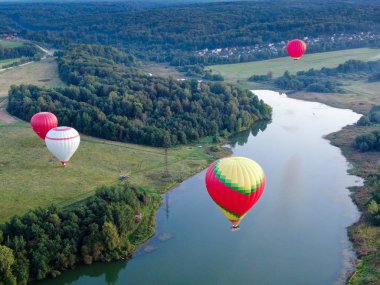 Nehir üzerinde bir yükseklikten gün batımında açık havalarda balon uçuş Panorama