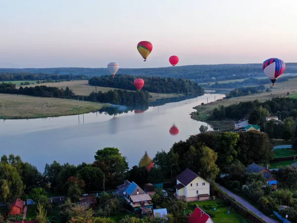 Nehir Üzerinde Bir Yükseklikten Gün Batımında Açık Havalarda Balon Uçuş — Stok fotoğraf