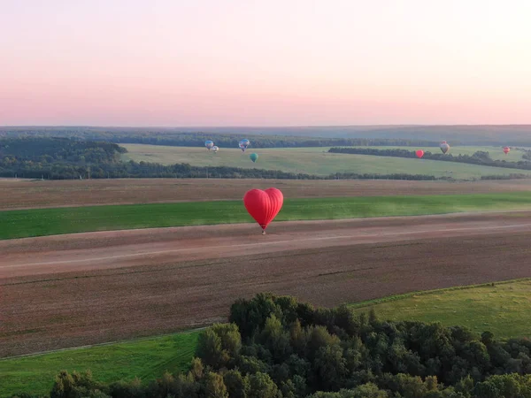 从高度在日落时分在晴朗天气下飞行的气球全景 — 图库照片