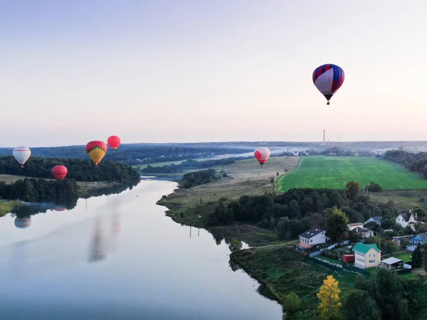 Nehir Üzerinde Bir Yükseklikten Gün Batımında Açık Havalarda Balon Uçuş — Stok fotoğraf