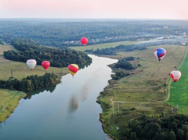 Nehir üzerinde bir yükseklikten gün batımında açık havalarda balon uçuş Panorama