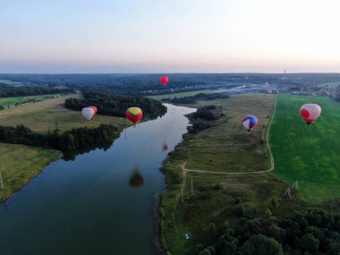 Nehir üzerinde bir yükseklikten gün batımında açık havalarda balon uçuş Panorama