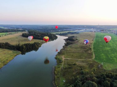 Nehir üzerinde bir yükseklikten gün batımında açık havalarda balon uçuş Panorama