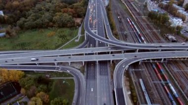Şehirdeki yoğun araba trafiği olan yüksek hızlı otoyol üzerinde uçuş.