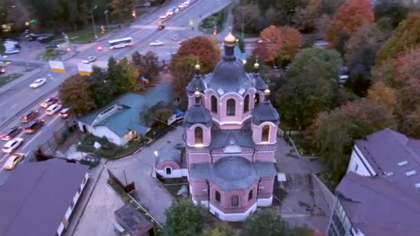 夕方の高さから市内中心部の教会の上の飛行の円形のパノラマ — ストック動画