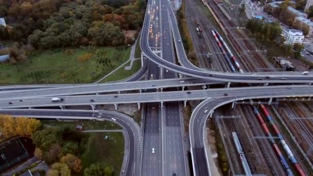 Flucht Über Die Hochgeschwindigkeits Autobahn Mit Starkem Autoverkehr Der Stadt — Stockvideo