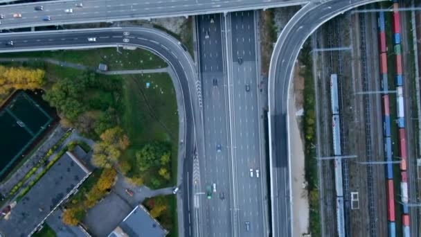 Flucht Über Die Hochgeschwindigkeits Autobahn Mit Starkem Autoverkehr Der Stadt — Stockvideo