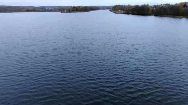 秋天的黎明时分飞越了河流 全景尽收眼底 天然质感 空中景观飞行 — 图库视频影像
