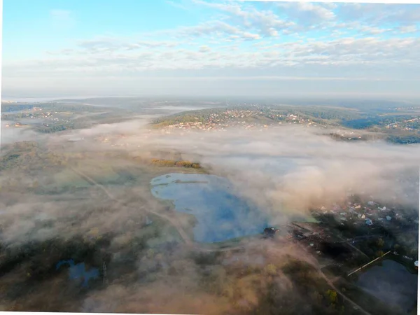 黎明时分，在云雾中无人驾驶飞机在云上飞行的空中图像. — 图库照片