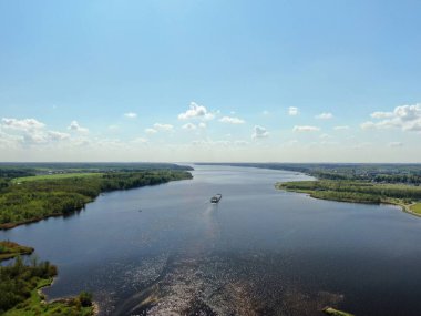 Hava görüntüsü kargo gemisi nehirden aşağı süzülüyor. Ormanla çevrili. Yükseklikten güzel panoramik manzara
