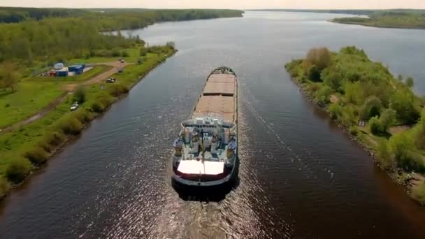 Aus Der Luft Schwimmt Das Frachtschiff Den Fluss Hinunter Umgeben — Stockvideo