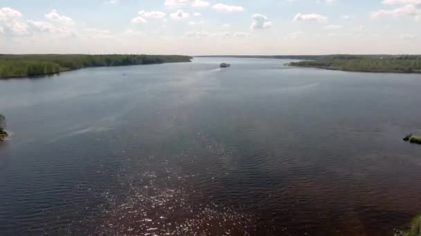 Luftfoto Fragtskibet Flyder Ned Floden Omgivet Skov Smukt Panorama Landskab – Stock-video
