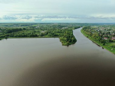 Ormanla çevrili sakin bir nehirde büyük bir körfezin güzel panoramik manzarası. Üst görünüm aşağı