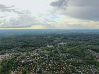 Yüksek irtifa otobanından güzel panoramik manzara ufkun ötesine doğru gidiyor yazın güneşli bir günde yeşil ormanla çevrili.