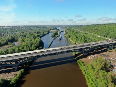 Yüksek rakımlı kargo ticari gemisinden güzel panoramik manzara yazın güneşli bir günle birlikte yeşil ormanlarla çevrili nehir boyunca ilerliyor.