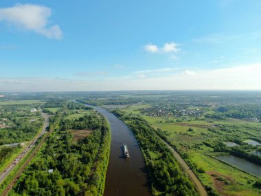 Yüksek rakımlı kargo ticari gemisinden güzel panoramik manzara yazın güneşli bir günle birlikte yeşil ormanlarla çevrili nehir boyunca ilerliyor.
