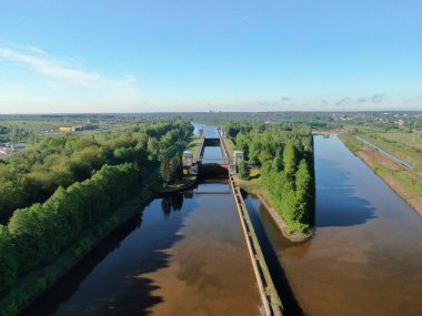 Ticari kargo gemisiyle kanaldaki hidrolik kilitlerin geçişi. Ormanlarla çevrili yüksek irtifalı bir gemiden güzel bir manzara.