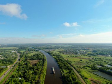 Yüksek rakımlı kargo ticari gemisinden güzel panoramik manzara yazın güneşli bir günle birlikte yeşil ormanlarla çevrili nehir boyunca ilerliyor.
