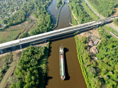 Yüksek rakımlı kargo ticari gemisinden güzel panoramik manzara yazın güneşli bir günle birlikte yeşil ormanlarla çevrili nehir boyunca ilerliyor.