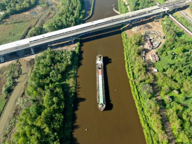 Yüksek rakımlı kargo ticari gemisinden güzel panoramik manzara yazın güneşli bir günle birlikte yeşil ormanlarla çevrili nehir boyunca ilerliyor.