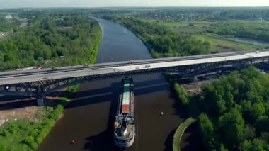 Ticari kargo gemisiyle kanaldaki hidrolik kilitlerin geçişi. Ormanlarla çevrili yüksek irtifalı bir gemiden güzel bir manzara.