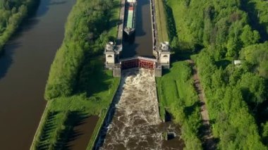 Ticari kargo gemisiyle kanaldaki hidrolik kilitlerin geçişi. Ormanlarla çevrili yüksek irtifalı bir gemiden güzel bir manzara.