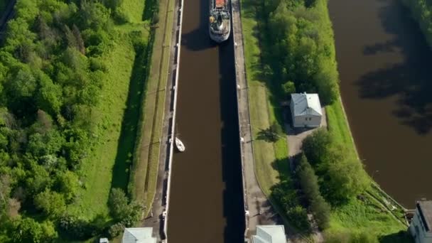 Durchfahrt Der Hydraulischen Schleusen Auf Dem Kanal Durch Kommerzielle Frachtschiffe — Stockvideo