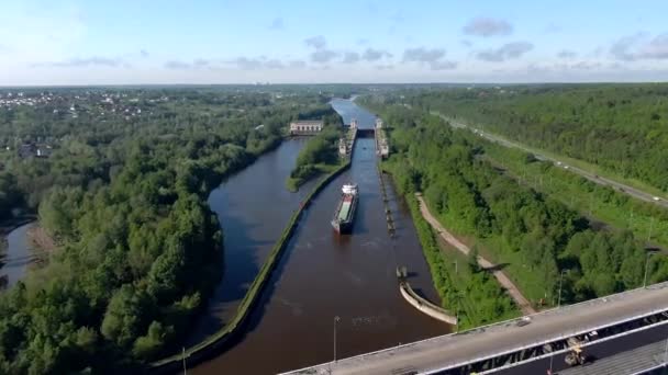 Hermoso Paisaje Panorámico Carga Gran Altitud Barco Comercial Navega Río — Vídeos de Stock