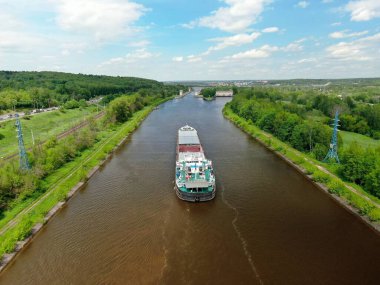 Yüksek rakımlı kargo ticari gemisinden güzel panoramik manzara yazın güneşli bir günle birlikte yeşil ormanlarla çevrili nehir boyunca ilerliyor.