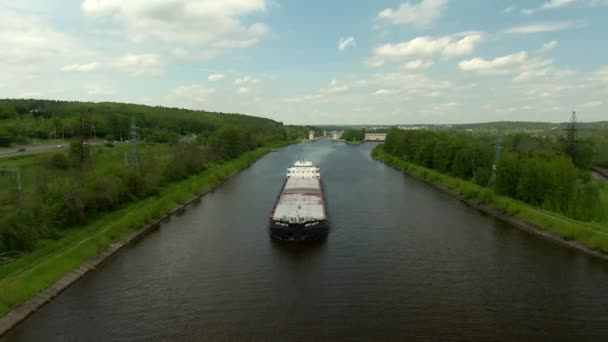 Piękny Panoramiczny Krajobraz Dużej Wysokości Latający Nad Statkiem Towarowym Płynącym — Wideo stockowe