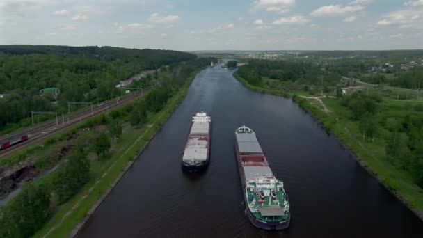 Piękny Panoramiczny Krajobraz Dużej Wysokości Latający Nad Statkiem Towarowym Płynącym — Wideo stockowe