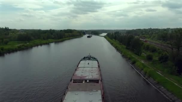 Prachtig Panoramisch Landschap Vanaf Grote Hoogte Een Vrachtschip Varend Rivier — Stockvideo