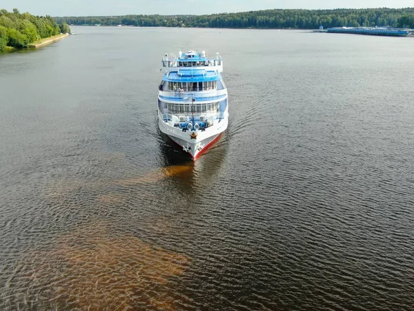 Vista Aérea Crucero Por Río Navega Largo Del Río Rodeado — Foto de Stock