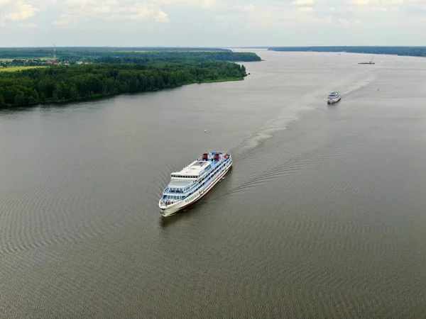 Vista Aérea Crucero Por Río Navega Largo Del Río Rodeado —  Fotos de Stock