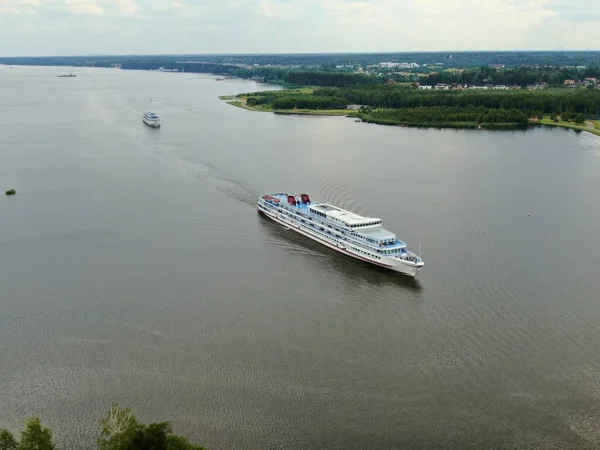 Vista Aérea Crucero Por Río Navega Largo Del Río Rodeado —  Fotos de Stock