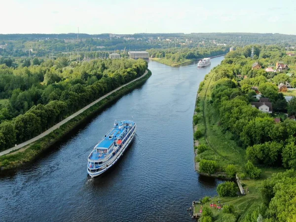 Vista Aérea Crucero Por Río Navega Largo Del Río Rodeado —  Fotos de Stock