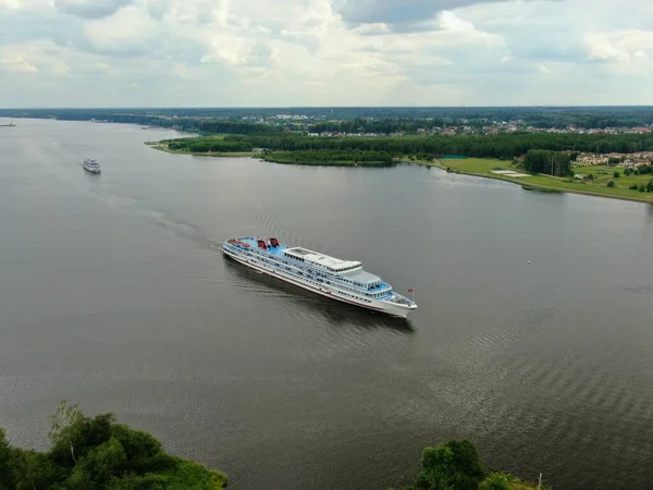 Flusskreuzfahrtschiff Fährt Einem Sonnigen Tag Den Fluss Entlang Umgeben Von — Stockfoto