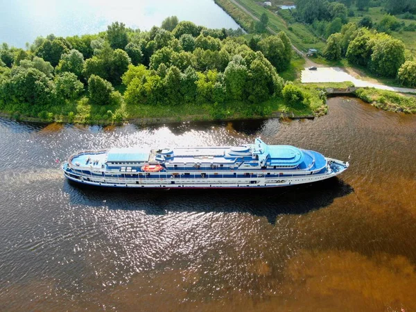 晴れた日の夏には 美しい緑の森に囲まれた川に沿って空中ビュー川クルーズ船が帆を上げます クルーズ船の旅 — ストック写真