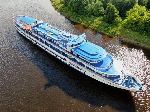 Aerial View River Cruise Ship Sails River Surrounded Beautiful Green — Stock Photo, Image