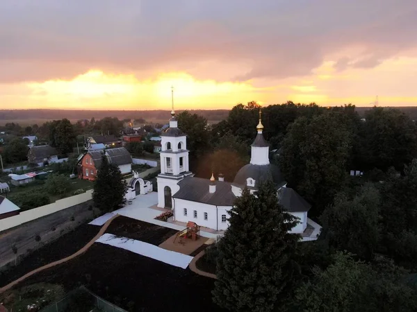 Vista Aérea Hermosa Puesta Sol Brillante Con Nubes Sobre Iglesia — Foto de Stock