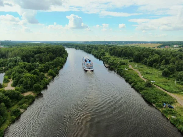 Letecký Pohled Řeka Výletní Loď Plachty Podél Řeky Obklopen Krásným — Stock fotografie