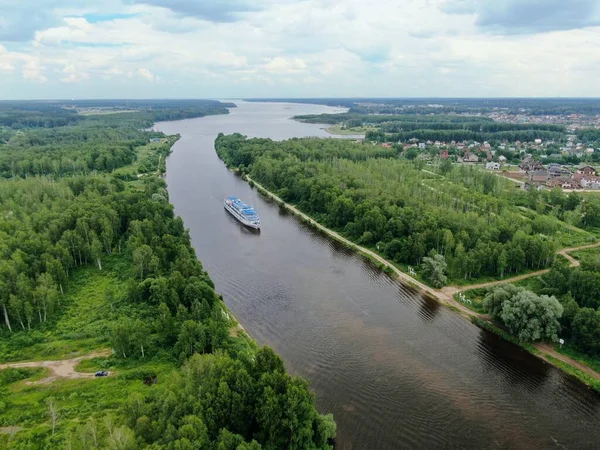 Letecký Pohled Řeka Výletní Loď Plachty Podél Řeky Obklopen Krásným — Stock fotografie