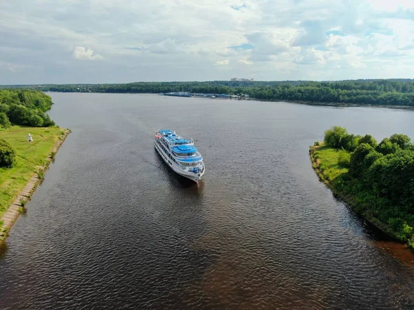 Vista Aérea Crucero Por Río Navega Largo Del Río Rodeado — Foto de Stock