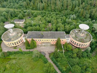 Hava görüntüsü yeşil bir ormana karşı geniş bir uzay antenidir. Uzay iletişim ekipmanları