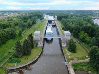 Nehir yolcusu gemisi nehir kanalındaki kilitlerden geçiyor. Nehir ve kanallardaki turist rotaları